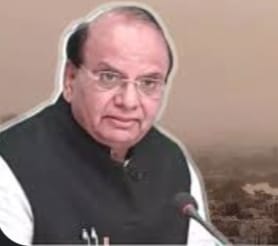 दिल्ली के उप-राज्यपाल वी के सक्सेना ने महिला सम्मान योजना के नाम पर महिलाओं की निजी जानकारी एकत्र करने वाले निजी व्याक्तियों के खिलाफ जांच के आदेश दिए हैं! उनके कार्यलय ने शनिवार को यह जानकारी दी है आम आदमी पार्टी ने आरोप लगाया कि भाजपा उनकी योजना को रोकना चाहती है और उसे चुनाव होने वाले विधानसभा चुनाव में हार का डर है वहीं उपराज्यपाल ने कहा है कि दिल्ली सरकार के मुख्य सचिव इस मामले को मुख्य निर्वाचन कार्यालय के माध्यम से भारत निर्वाचन आयोग के संज्ञान मे ला सकते है क्योंकि इस तरह का प्रचार प्रसार चुनाव से पहले हो रहा है जांच का आदेश कांग्रेस नेता और नयी दिल्ली विधानसभा सीट के उम्मीदवार संदीप दीक्षित की शिकायत के आधार पर दिया गया जिन्होंने हाल ही मे राज निवास मे सक्सेना से मुलाकात की थी मुख्य सचिव और पुलिस आयुक्त को संबोधित एक पत्र मे उपराज्यपाल के प्रमुख सचिव ने कहा माननीय उपराज्यपाल ने मुख्य सचिव को गैर सरकारी लोगों द्वारा व्यक्तिगत विवरण और फार्म एकत्र करने के मामले मे संभागीय आयुक्त के माध्यम से जांच कराने की इच्छा व्यक्त की है इसमें कहा है कि पुलिस आयुक्त क्षेत्रीय अधिकारियों को निर्देश दे सकते है कि वे किसी भी ऐसे व्यक्ति के खिलाफ कानून के अनुसार कारवाई करें जो नागरिकों को लाभ दिलाने के नाम पर उनके व्यक्तिगत विवरण एकत्र करके उनकी गोपनीयता का उल्लघंन करता पाया जाता है