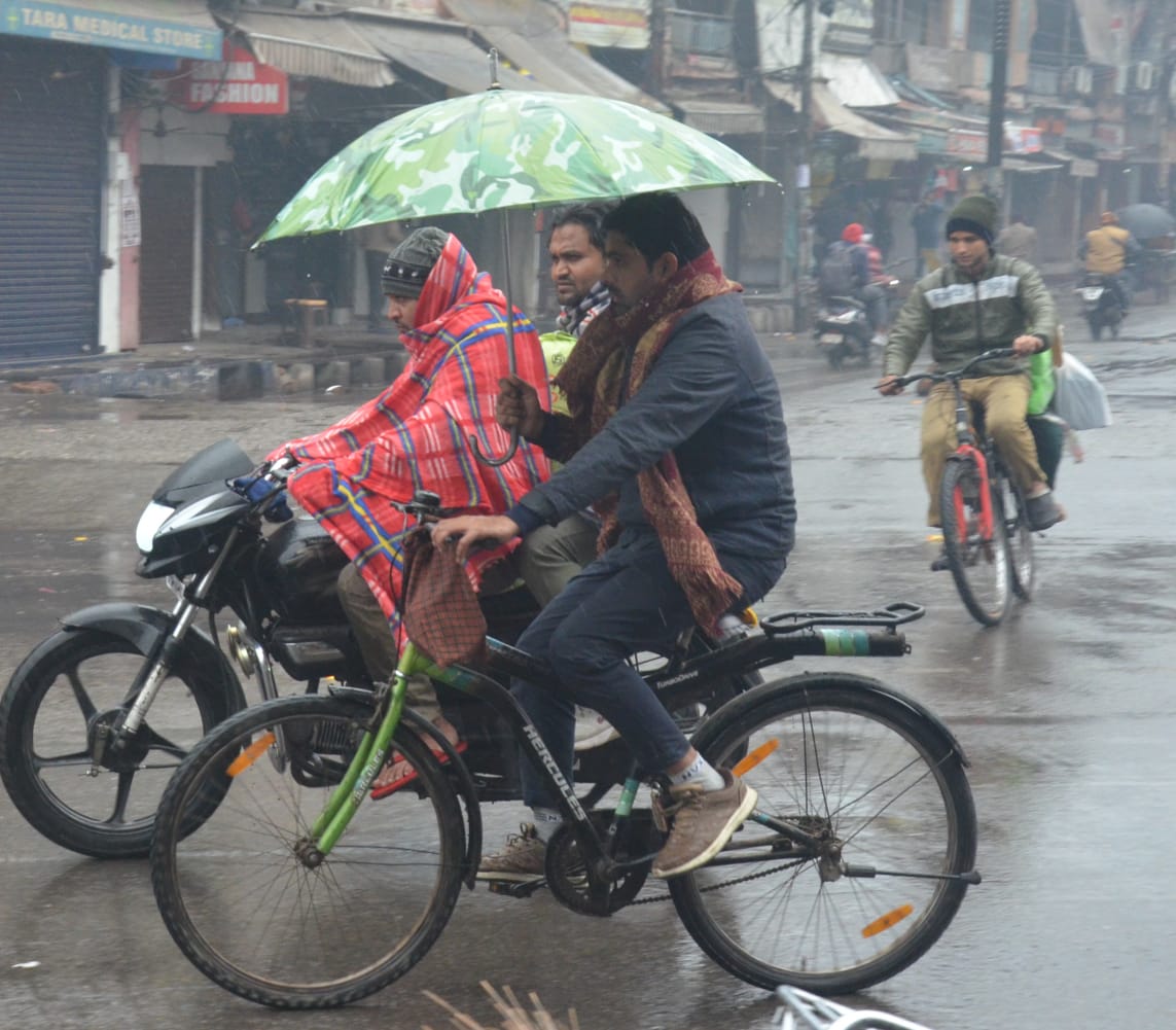 मुज़फ्फरनगर सुबह से ही मौसम ने करवट ली और जाते जाते दिसंबर ने अपना रंग भी दिखाना शुरू किया तो बादलों ने भी जमकर बारिश की जो सुबह से चलकर देर रात्रि तक भी जारी है जिसके चलते सर्दी का अहसास हुआ और शीत लहर के चलने से कड़कड़ाती ठंड का अहसास भी हुआ जिसके चलते बाजार सुनसान नजर आए तो वही बारिश शुरू होते ही बिजली भी गायब हो गयी जिसे विधुत विभाग के कर्मचारी देर शाम तक ठीक कर पाए जिसके चलते आम नागरिक बिजली पानी के न होने से हलकान नजर आए। आज सुबह से ही मुज़फ्फरनगर में शिमला की वादियों का अहसास हुआ लोग घरों में ही दुबके नजर आए जिलाधिकारी मुज़फ्फरनगर ने बढ़ती ठंड ओर बारिश के चलते स्कूल कॉलेजो की शनिवार की छुट्टी कर दी।