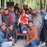 कर्मचारियों को नियमित न करने का रह गया मलाल 28 वर्ष की सेवा करने के बाद कर्मचारी नेता कंचन चंदोला हुए सेवानिवृत्त। तमाम कर्मचारियों ने दी भावभीनी विदाई।