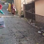 सीवर लाइन चौक हो जाने से राहगीरों को हो रही परेशानी।