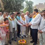टिपरचंद शर्मा ने 350-500 गज और हाउसिंग बोर्ड की सीवर लाइन को मुख्य लाइन से जोड़ने के लिए डाली जा रही नई सीवर लाइन का मुहूर्त एवं शिलान्यास किया।