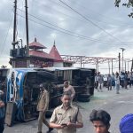 केमू बस व बोलोरो के टक्कर से बस सड़क पर पलटी एक मौत 8 घायल हो गये।