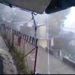 देर रात से लगातार हो रही मूसलाधार बारिश जिसके चलते जन जीवन अस्त व्यस्त हो गया सरोवर नगरी ढकी कोहरे से।