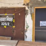 शास्त्री नगर सेक्टर-2 में सीलिंग कार्रवाई के विरोध में घरों पर लगे ‘पलायन’ के पोस्टर