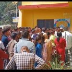 आरोपी युवक की गिरफ्तारी को लेकर प्रदर्शन कारियों ने थाने का किया घेराव। दे डाली चेतावनी दुकाने करीं बन्द।