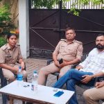जिला कांग्रेस कमेटी के अध्यक्ष सुरेंद्र कुशवाहा को उनके पैतृक निवास पर पुलिस ने हाउस अरेस्ट कर रखा है कांग्रेस जनों ने पुलिस के इस कार्यवाहीकी निंदा की है