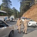 वीकेंड के दौरान चौराहों पर मुस्तेद नजर आई पुलिस। जाम के झाम से निपटने के लिए है तैयार।