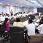 दिल्ली–देहरादून एक्सप्रेसवे पर गांगनौली कट की मांग को लेकर किसानों से प्रशासन व एनएचएआई अधिकारियों की प्रस्ताव को लेकर वार्ता