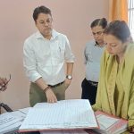 जिलाधिकारी ने कलेक्ट्रेट का किया आकस्मिक निरीक्षण, अधिकारियों को दिए आवश्यक दिशा-निर्देश