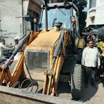 संभल।सराय तरीन ।के बाजार गंज सब्जी मंडी में बाबा के बुलडोजर के साथ नगर पालिका परिषद की टीम आई हुई है