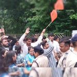 डीयू छात्रसंघ चुनाव से पहले ABVP-NSUI गुट में झड़प:2 छात्र घायल, गाड़ियों में तोड़फोड़; लाठी लिए जा रहे लोगों के वीडियो सामने आए