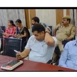 समाधान दिवस में मोबाइल में उलझे अधिकारी, फरियादी करते रहे इंतजार