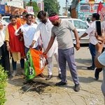 SIR के विरोध में सपा ने ज्ञानेश कुमार का पुतला फूंका साथ में जला दिया बीजेपी का झंडा , महंगाई के खिलाफ मटके भी फोड़े