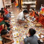 संभल: दैनिक जागरण के वरिष्ठ फोटोग्राफर इंद्रपाल सिंह यादव ने कराया नौ कन्या भोज, नवरात्रि पर कन्या पूजन का विशेष महत्व