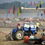 माघ मेला 2027 की तैयारियों ने पकड़ी रफ्तार, संगम की रेती पर जमीन समतल करने का काम तेज